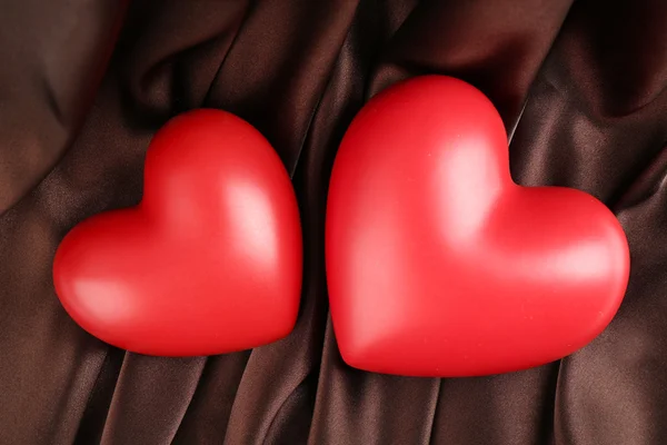 Rote Herzen auf Stoffhintergrund — Stockfoto