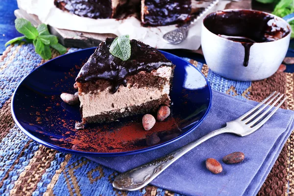 Köstlicher Schokoladenkuchen mit Zuckerguss im Teller auf dem Tisch, Nahaufnahme — Stockfoto