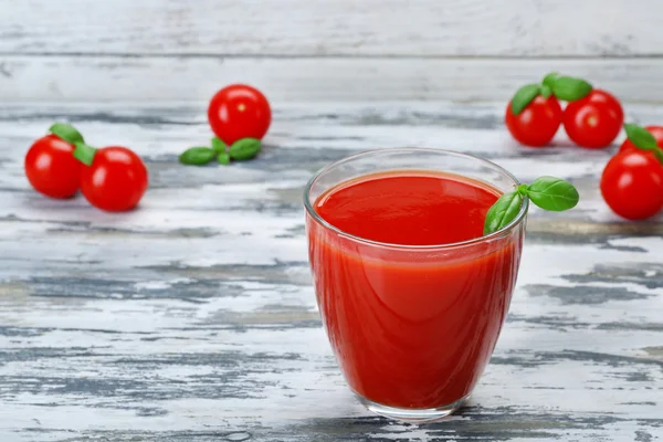 Vaso de jugo de tomate con verduras sobre fondo de madera — Foto de Stock