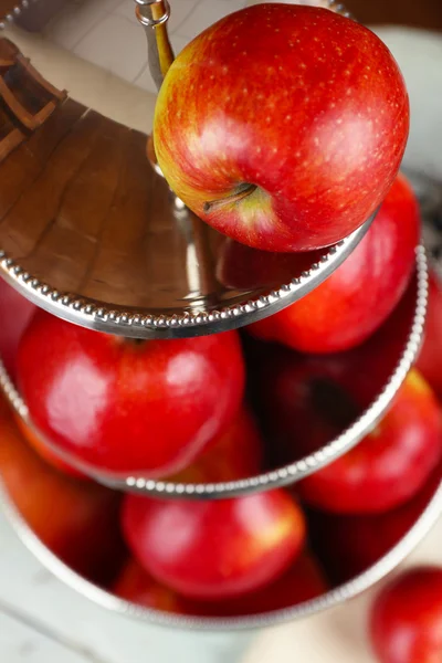 Tasty ripe apples on serving tray close up — Stock Photo, Image