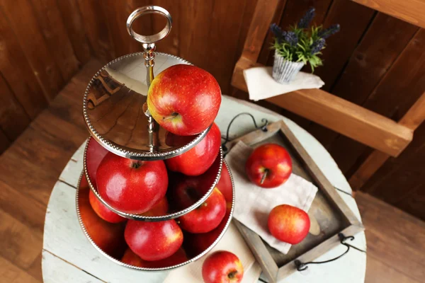 Tasty ripe apples on serving tray on table close up — Stock Photo, Image