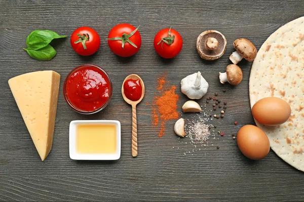 Ingredienti per cucinare la pizza sul tavolo di legno, vista dall'alto — Foto Stock