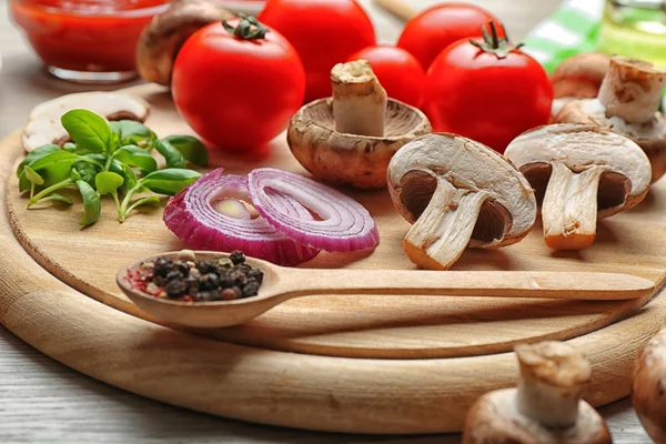 Ingrediënten voor het koken van pizza op houten tafel, close-up — Stockfoto