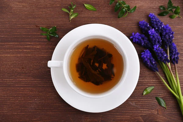 Ahşap masa, üstten görünüm üzerinde çiçekli bitkisel çay — Stok fotoğraf