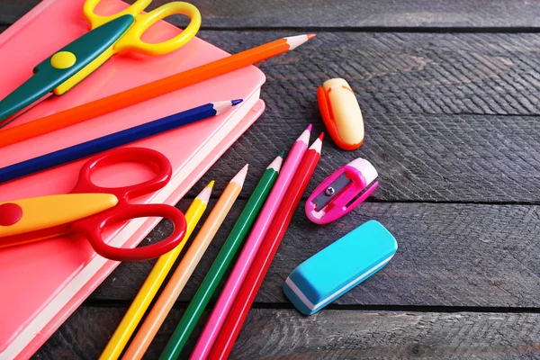 Bunte Papeterie auf Holztisch, Nahaufnahme — Stockfoto