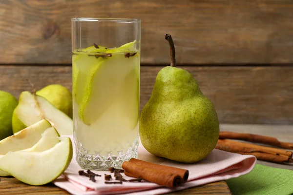 Jugo de pera con frutas frescas en la mesa de cerca —  Fotos de Stock