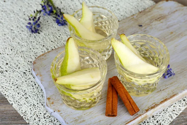 Päronsaft med färsk frukt på bordet på nära håll — Stockfoto