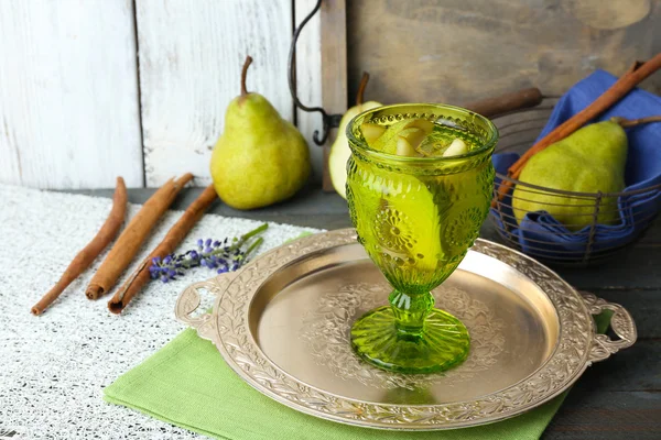 Päronsaft med färsk frukt på bordet på nära håll — Stockfoto