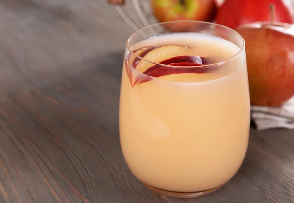 Verre de cidre de pomme avec des fruits sur fond en bois — Photo