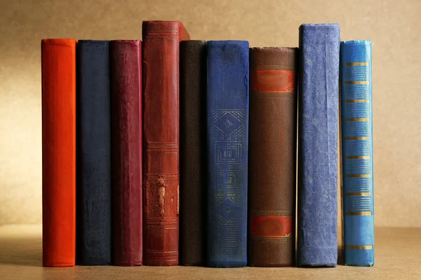 Livros antigos na prateleira, close-up, em fundo de madeira — Fotografia de Stock