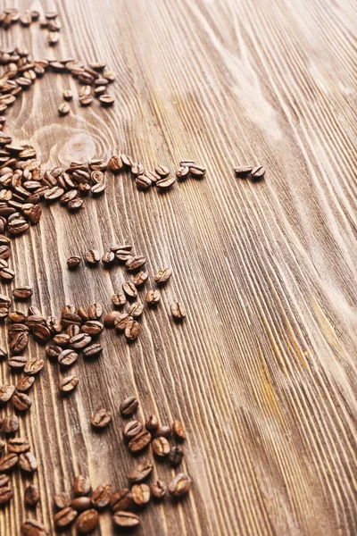 Chicchi di caffè su sfondo di legno — Foto Stock