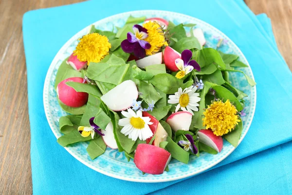 Light ekologisk sallad med blommor, närbild — Stockfoto