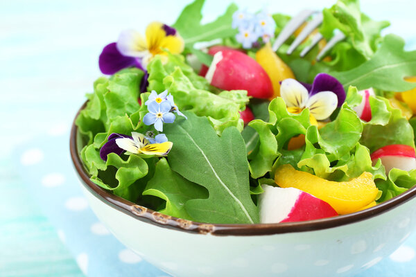 Легкий органический салат с цветами, закрыть
