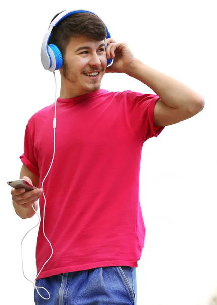 Hombre con auriculares sobre fondo azul cielo —  Fotos de Stock