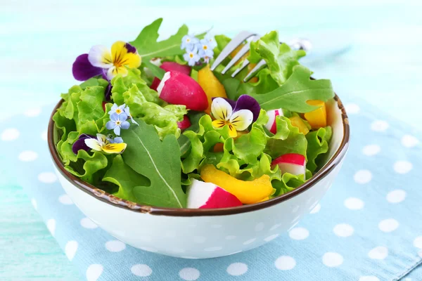 Salade bio légère aux fleurs, gros plan — Photo