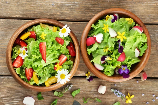 Licht organische salade met bloemen, close-up — Stockfoto