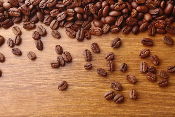 Ziarna kawy na drewnianym tle — Zdjęcie stockowe