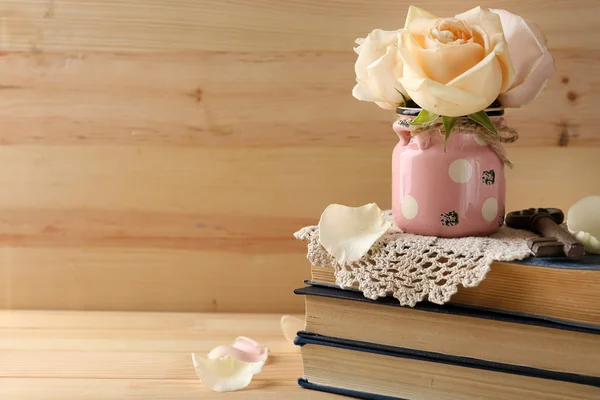 Frische Rosen mit alten Büchern auf Holzgrund. Oldtimer-Konzept — Stockfoto