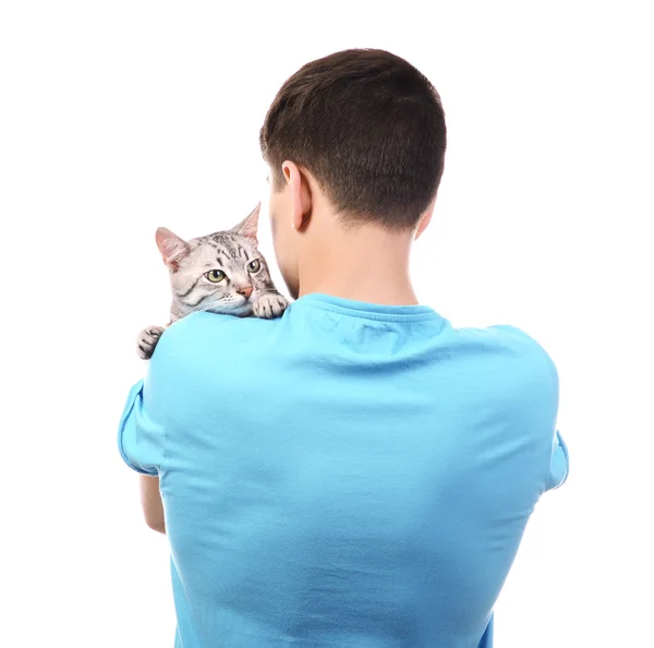 Guapo joven con lindo gato aislado en blanco — Foto de Stock