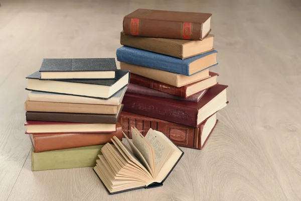Tas de vieux livres sur fond en bois — Photo