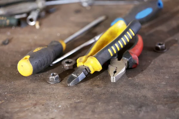 Verschiedene Werkzeuge am Arbeitsplatz in der Garage — Stockfoto