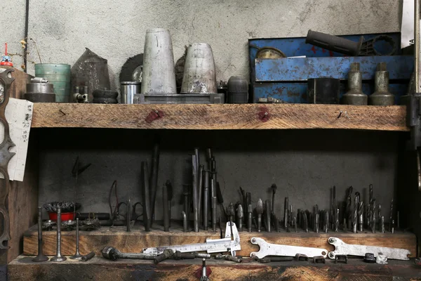 Diferentes ferramentas no local de trabalho na garagem — Fotografia de Stock