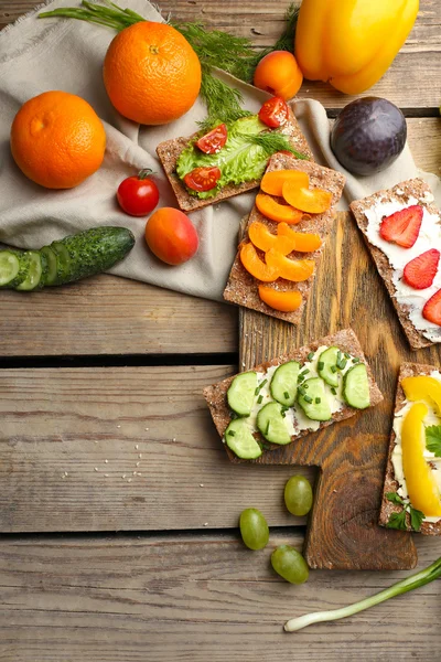 Stillleben mit vegetarischen Sandwiches auf Holztisch — Stockfoto