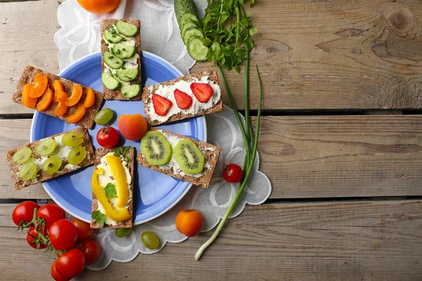 Zátiší s vegetariánské chlebíčky na dřevěný stůl — Stock fotografie