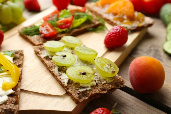 Bodegón con sándwiches vegetarianos sobre mesa de madera — Foto de Stock