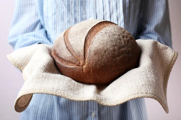 Donna che tiene il pane fresco saporito, vicino — Foto Stock