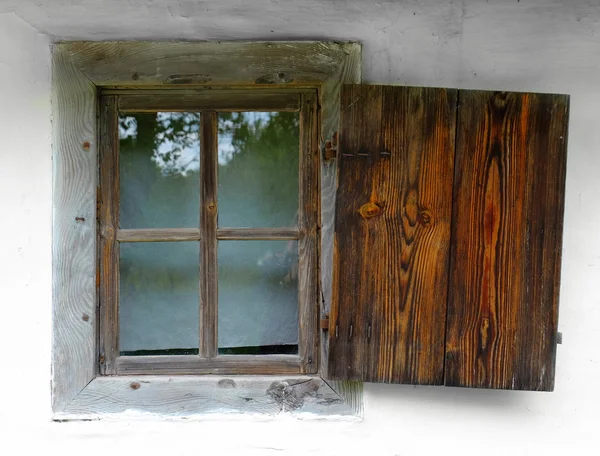 Pared blanca con ventana vieja — Foto de Stock