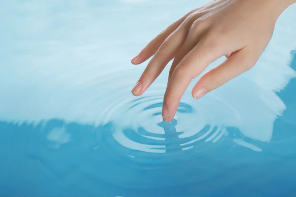 Doigt touche l'eau de près — Photo