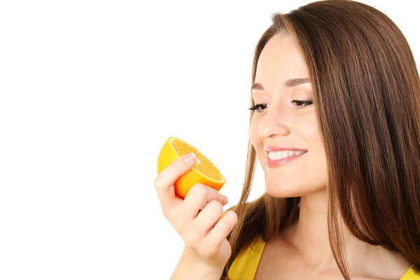 Здоровая молодая женщина с нарезанным апельсином изолированы на белом — стоковое фото