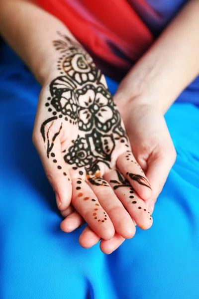 Afbeelding van henna op vrouwelijke handen, close-up — Stockfoto