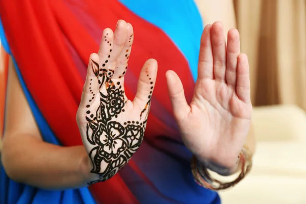 指甲花染料在女性手里，特写的形象 — 图库照片