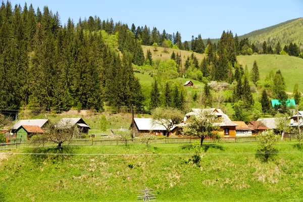 Kleines Dorf in den Bergen — Stockfoto