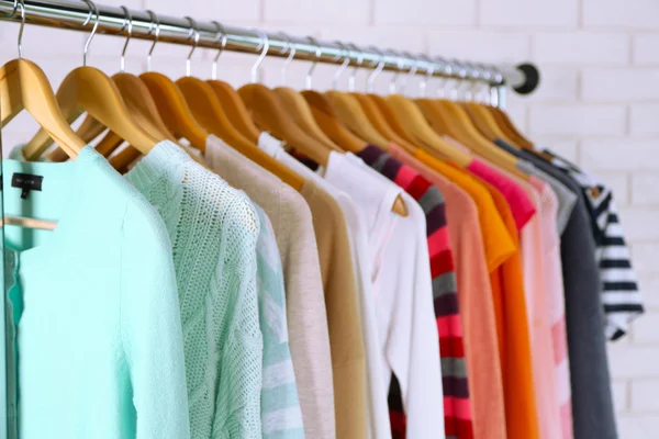 Roupas diferentes em cabides de perto — Fotografia de Stock