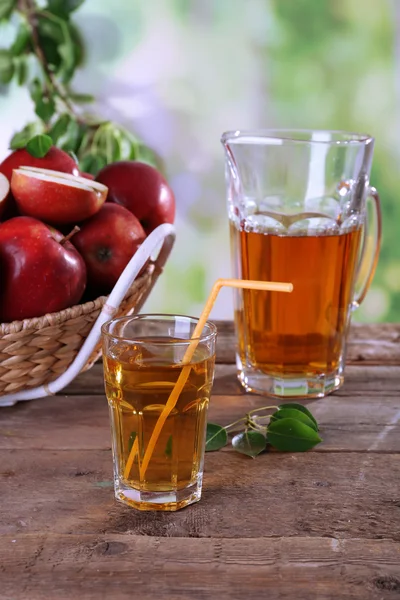 Succo di mela con mele rosse — Foto Stock