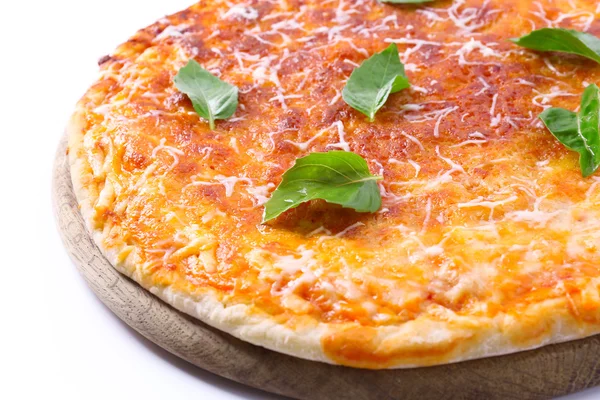 Cheese pizza with basil on wooden cutting board, closeup — 스톡 사진