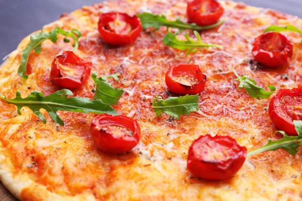 Pizza with arugula and cherry tomatoes, closeup — Stockfoto