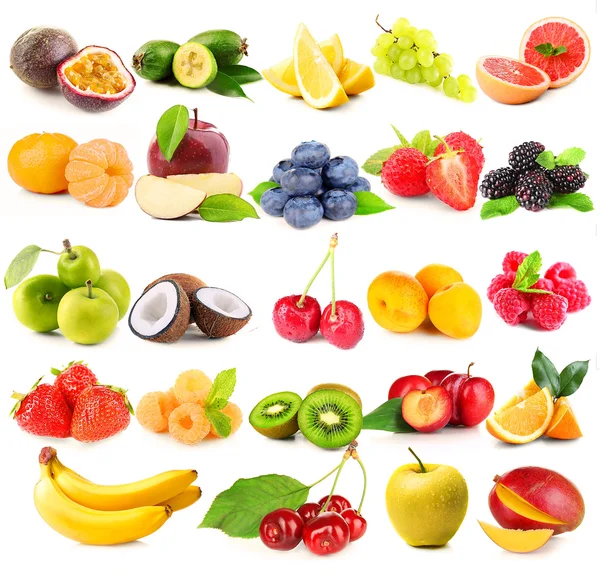 Collage van verschillende fruit en bessen geïsoleerd op wit — Stockfoto