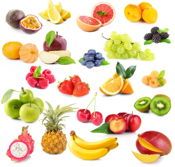 Collage van verschillende fruit en bessen geïsoleerd op wit — Stockfoto