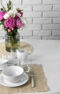 Güzel sofra üzerinde tuğla Vazoda Çiçekler ile duvar arka plan