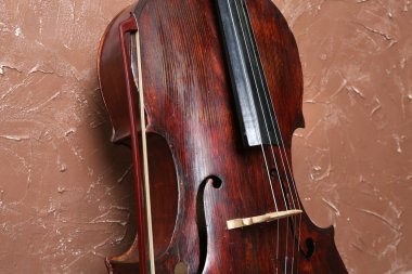 Çello kahverengi duvar arka plan üzerinde