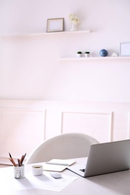 Çalışma alanı ile oda içinde laptop