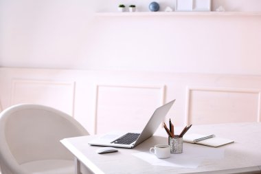 Çalışma alanı ile oda içinde laptop