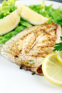 Balık fileto marul ve limon plaka ile tabak kapat