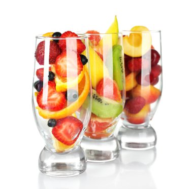 Çilek ve üzerinde beyaz izole meyve gözlük