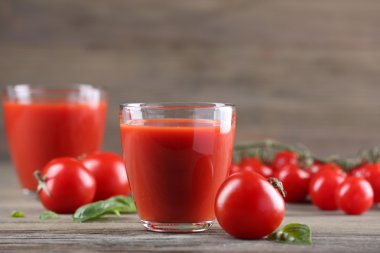 Domates suyu ile sebze ahşap masa üzerinde gözlük yakın çekim