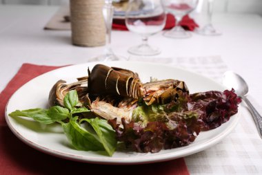 Kavrulmuş enginar mutfak masa arka plan üzerinde plaka üzerinde